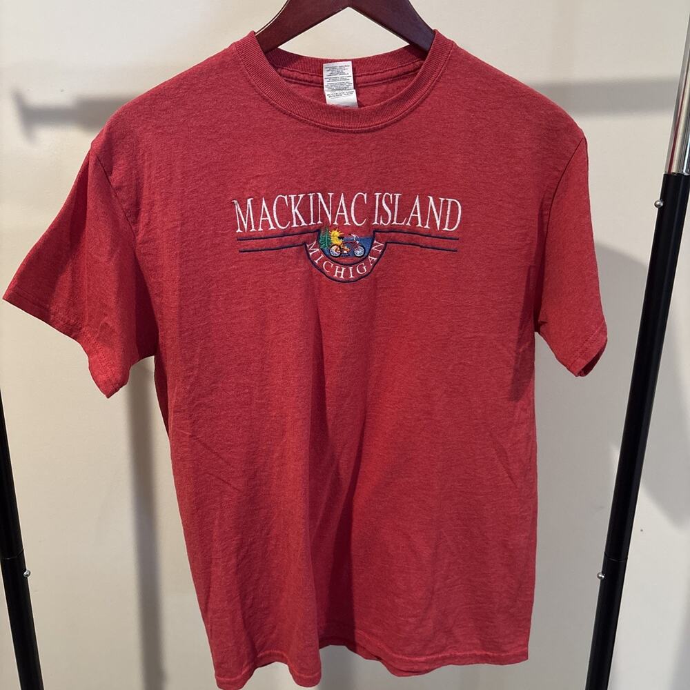 Mackinac Island Michigan T Shirt Mens M Red Embroidered Gildan